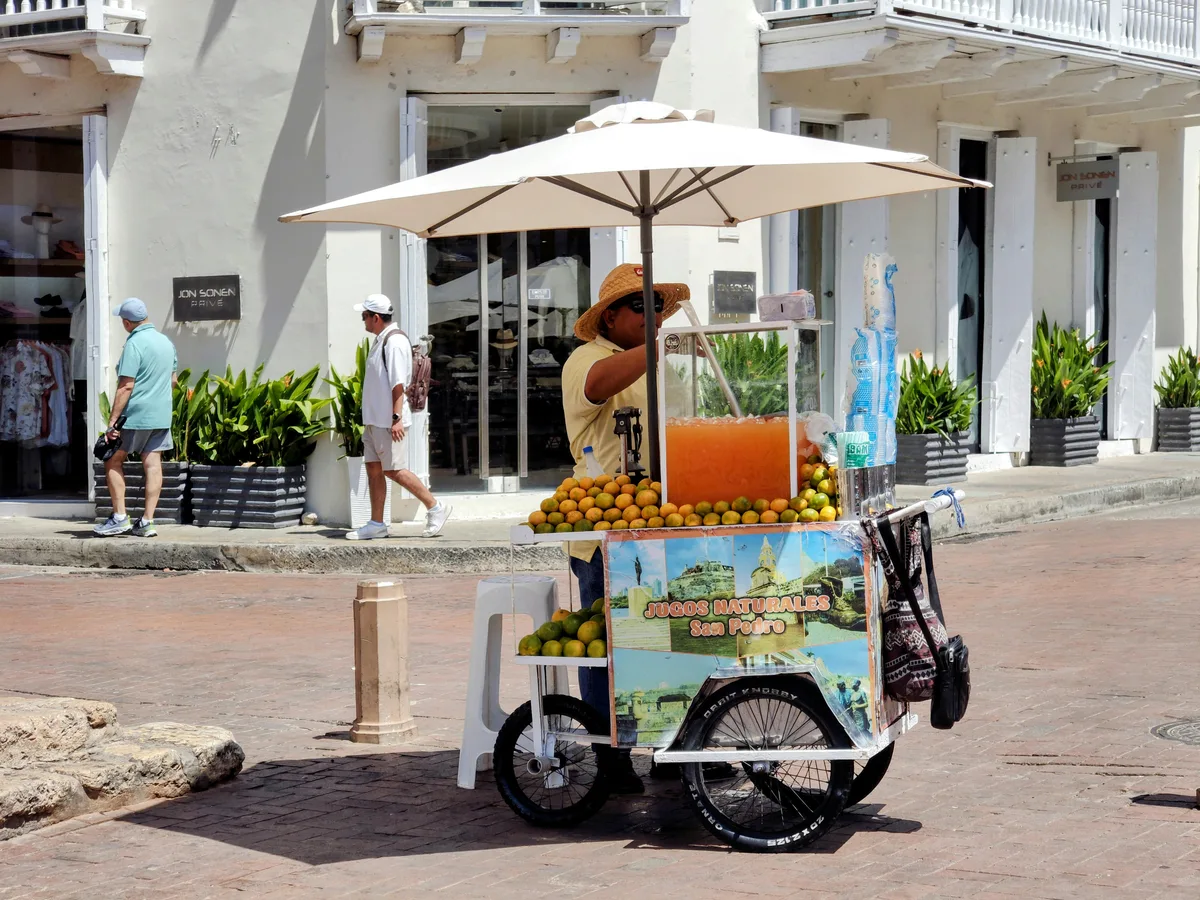 Orange vendor on Via 40 in Cartagena
